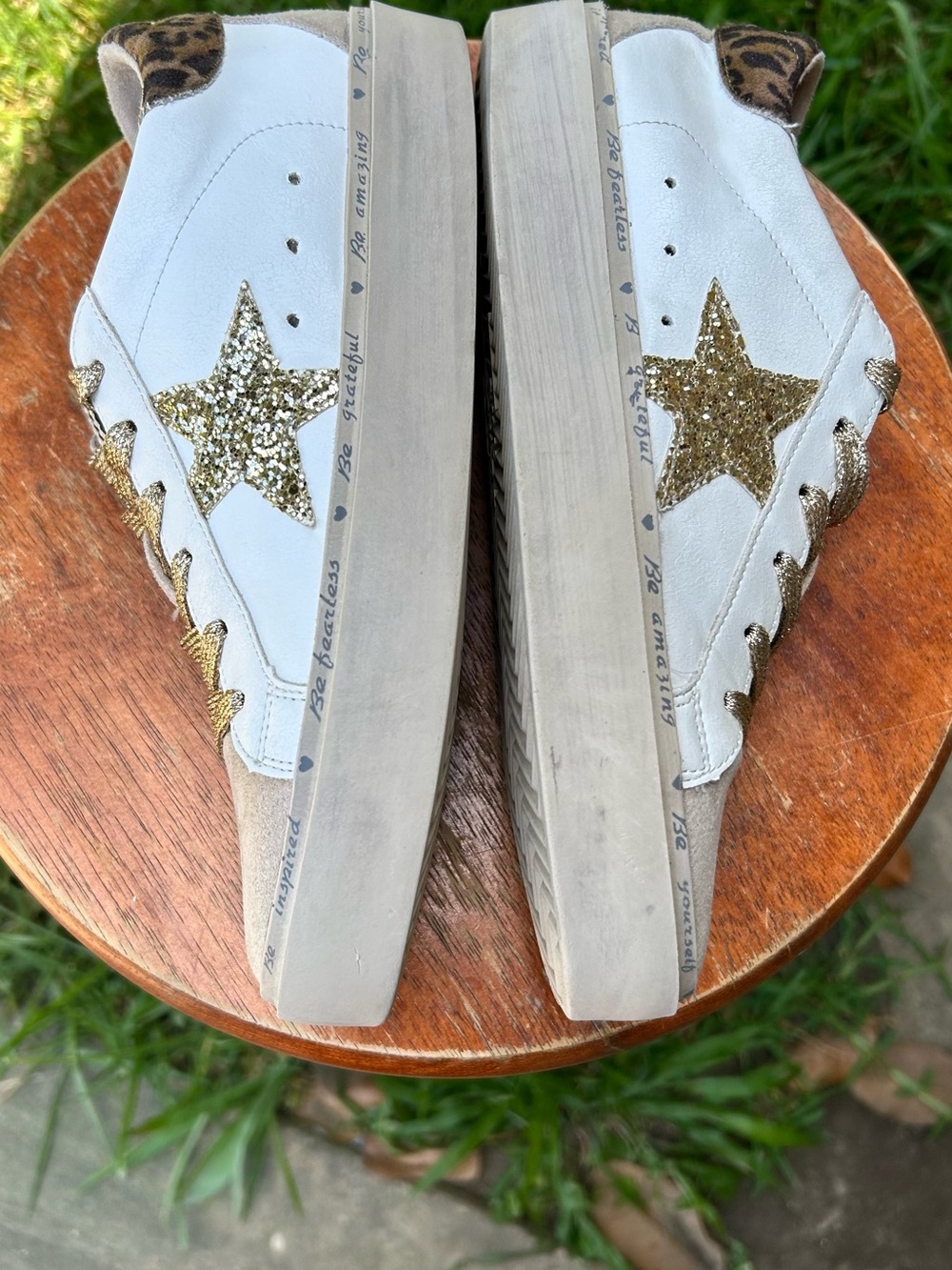 Shu Shop Reba Sneakers blancos con estrella dorada – Talla 8.5